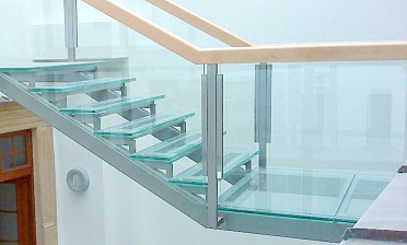 Стеклянные ступени и стеклянная площадка на лестнице купить в Симферополе