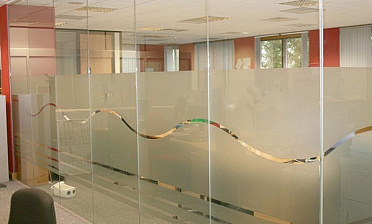Стеклянные перегородки в офис, частично матированные купить в Симферополе