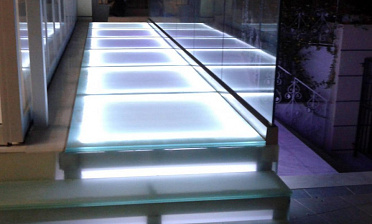 Стеклянный подиум со ступенями с подсветкой купить в Симферополе