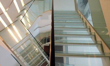 Стеклянные ступени и площадки для колодезной лестницы купить в Симферополе