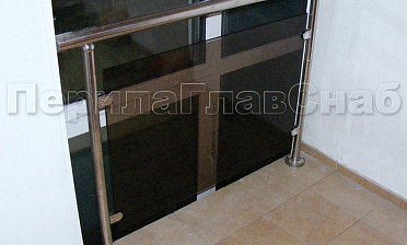 Ограждения со стеклом с крепление в пол окна на лестничной площадке купить в Симферополе