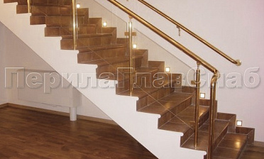 Ограждение лестницы с прозрачным стеклом, стойками и поручнем из латуни купить в Симферополе