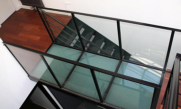 Стеклянный пол для легкого перекрытия между этажами купить в Симферополе