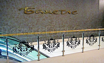 Ограждение лестницы на квадратных стойках с латунным поручнем в Симферополе. Готовые проекты ПерилаГлавСнаб