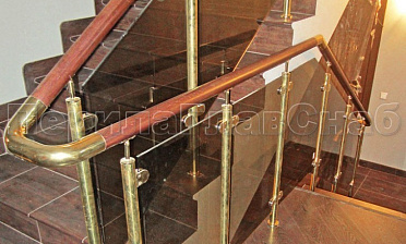 Ограждение лестницы со стеклом, тонированным в массе, стойки и завязки поручня из латуни купить в Симферополе