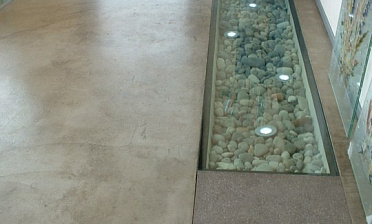 Стеклянный пол в квартиру с декоративной композицией купить в Симферополе