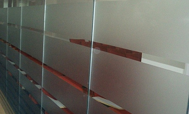 Стеклянные перегородки в офисе с закаткой пленки купить в Симферополе