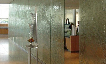 Стеклянные перегородки с декоративным рельефом в офисе купить в Симферополе