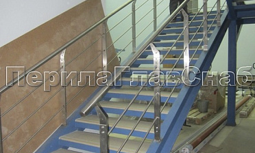 Ограждение с нестандартными нержавеющими стойками и ригельным заполнением купить в Симферополе