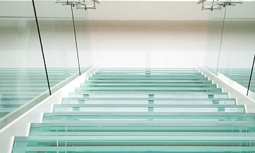 Стеклянные ступени на косоурной лестнице в доме купить в Симферополе