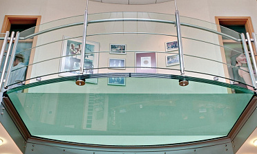 Стеклянный пол на внутреннем выступе атриума купить в Симферополе