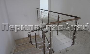 Ограждение с деревянным поручнем и стойками с деревянными вставками, с ригелями купить в Симферополе