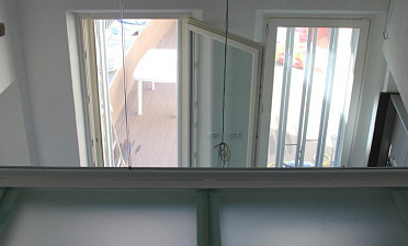 Стеклянное перекрытие из матового стекла на внутреннем балконе купить в Симферополе