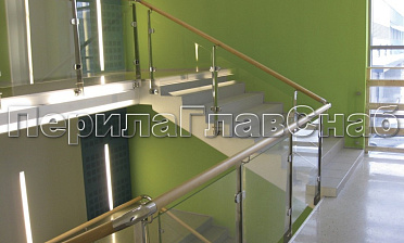 Ограждение с деревянным поручнем, стеклом и стойками купить в Симферополе