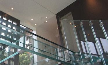 Стеклянные полы на площадке маршевой лестницы купить в Симферополе