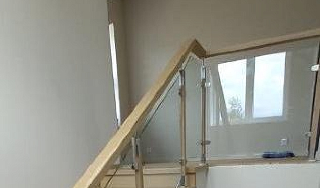 Стойки, стекло и пристенный поручень в Симферополе. Готовые проекты ПерилаГлавСнаб Стойки, стекло и пристенный поручень в Симферополе. Готовые проекты ПерилаГлавСнаб