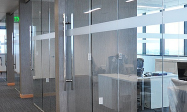 Цельностеклянные перегородки для офиса купить в Симферополе