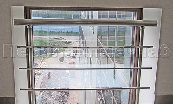 Межэтажное ограждение из нержавеющей стали с торцевым креплением для окон в Симферополе. Готовые проекты ПерилаГлавСнаб