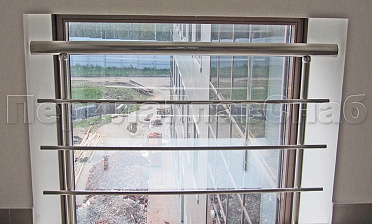 Межэтажное ограждение из нержавеющей стали с торцевым креплением для окон купить в Симферополе