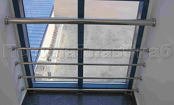 Ограждение на окнах из нержавещей трубы с ригелями в Симферополе. Готовые проекты ПерилаГлавСнаб