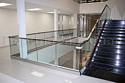 Стеклянные ограждения для торговых  и бизнес центров в Симферополе. Готовые проекты ПерилаГлавСнаб - фото 16 Стеклянные ограждения для торговых  и бизнес центров в Симферополе. Готовые проекты ПерилаГлавСнаб - фото 16