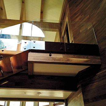 Ограждение маршевых лестниц со стеклом на точеном креплении Ограждение маршевых лестниц со стеклом на точеном креплении