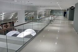 Стеклянные ограждения для торговых  и бизнес центров в Симферополе. Готовые проекты ПерилаГлавСнаб - фото 3 Стеклянные ограждения для торговых  и бизнес центров в Симферополе. Готовые проекты ПерилаГлавСнаб - фото 3