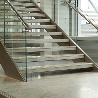 Стеклянные ограждения маршевых лестниц фото Стеклянные ограждения маршевых лестниц фото