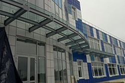 Стеклянные козырьки на спайдерах в Симферополе. Готовые проекты ПерилаГлавСнаб - фото 1