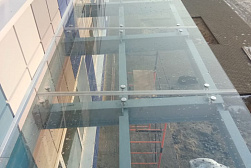 Стеклянные козырьки на спайдерах в Симферополе. Готовые проекты ПерилаГлавСнаб - фото 9