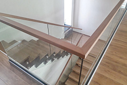 Стеклянные перила для лестниц в Симферополе. Готовые проекты ПерилаГлавСнаб - фото 13 Стеклянные перила для лестниц в Симферополе. Готовые проекты ПерилаГлавСнаб - фото 13