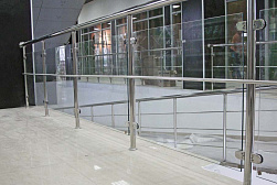 Стеклянные ограждения для торговых  и бизнес центров в Симферополе. Готовые проекты ПерилаГлавСнаб - фото 23