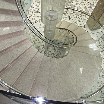 Стеклянное ограждение забежной лестницы с выносным поручнем Стеклянное ограждение забежной лестницы с выносным поручнем