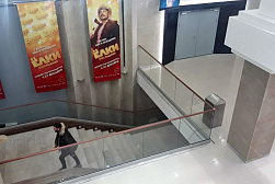 Стеклянные ограждения для торговых  и бизнес центров в Симферополе. Готовые проекты ПерилаГлавСнаб - фото 7 Стеклянные ограждения для торговых  и бизнес центров в Симферополе. Готовые проекты ПерилаГлавСнаб - фото 7