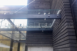 Стеклянные козырьки на спайдерах в Симферополе. Готовые проекты ПерилаГлавСнаб - фото 5