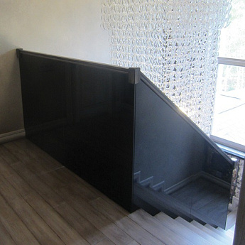 Ограждение маршевых лестниц со стеклом на точеном креплении Ограждение маршевых лестниц со стеклом на точеном креплении