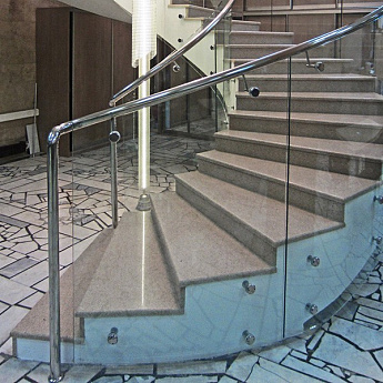 Стеклянное ограждение забежной лестницы фото Стеклянное ограждение забежной лестницы фото